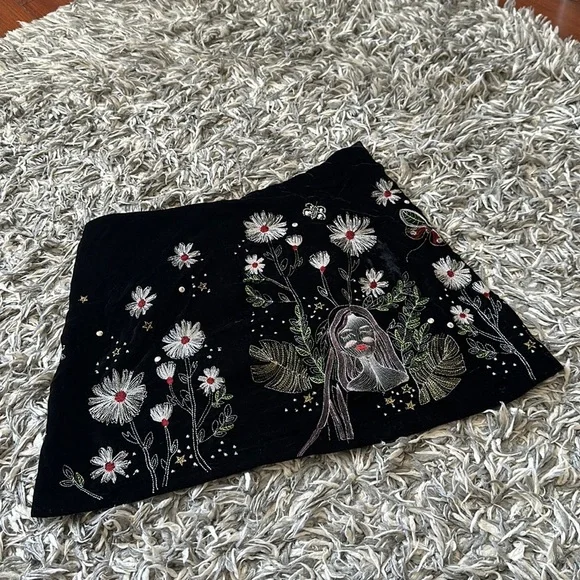 🔥SEND OFFERS🔥 NWOT ZARA Embroidered Black Velvet Skirt - Picture 3 of 8